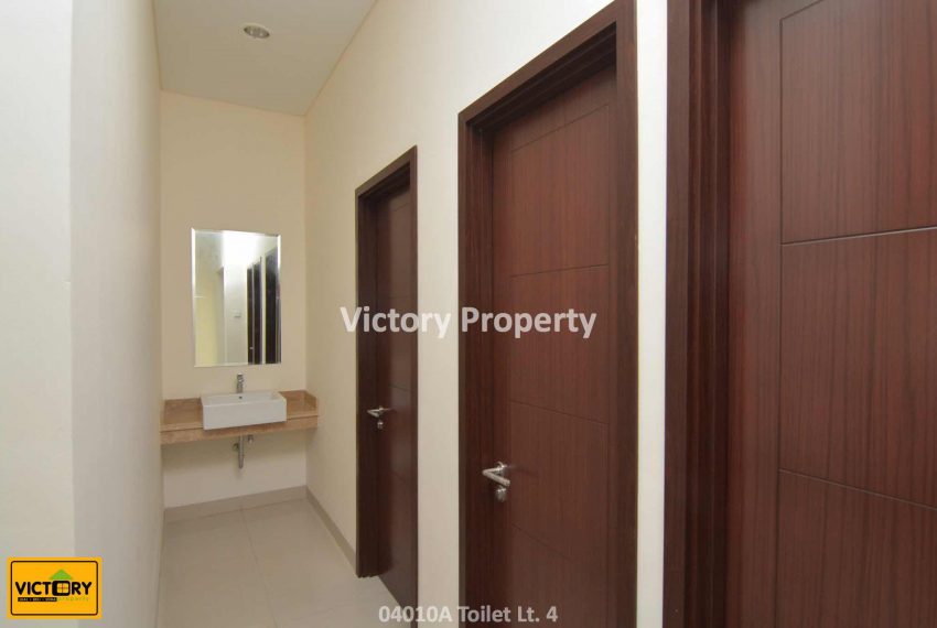 04010A Toilet Lt. 4