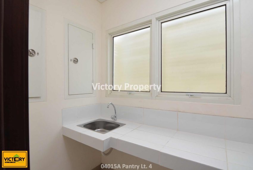 04015A Pantry Lt. 4