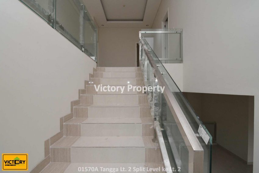 01570A Tangga Lt. 2 Split Level ke Lt. 2