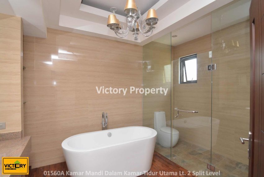 01560A Kamar Mandi Dalam Kamar Tidur Utama Lt. 2 Split Level