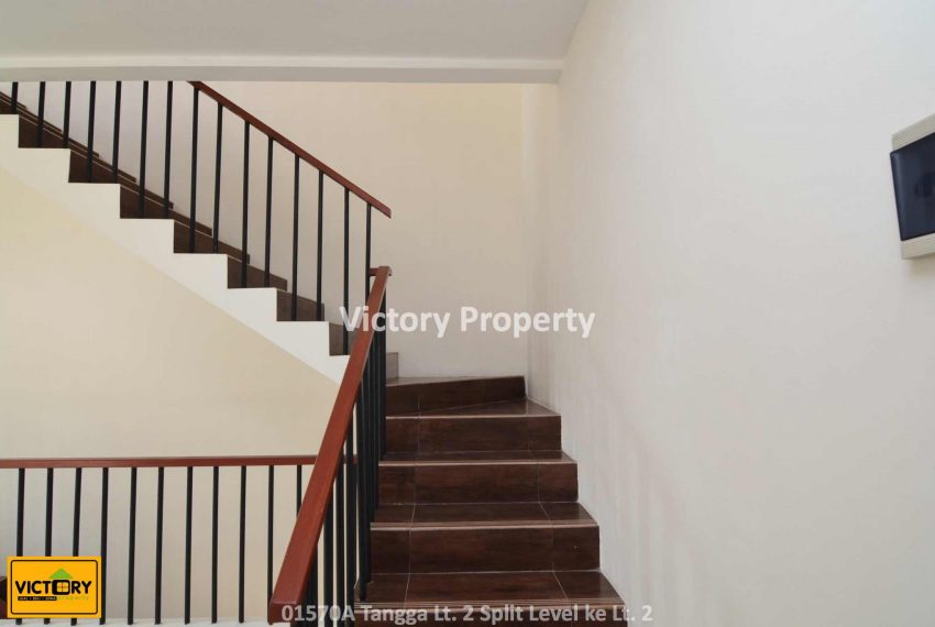 01570A Tangga Lt. 2 Split Level ke Lt. 2