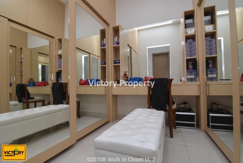 02070B Walk In Closet Lt. 2