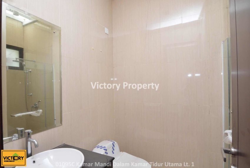01095C Kamar Mandi Dalam Kamar Tidur Utama Lt. 1