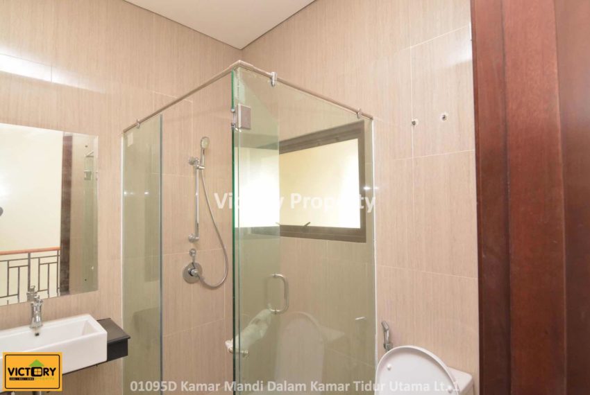01095D Kamar Mandi Dalam Kamar Tidur Utama Lt. 1